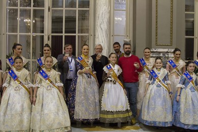 Las Falleras Mayores y su corte de honor brindan con horchata de chufa de Valencia