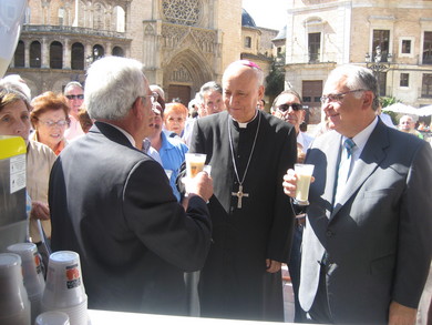 El Presidente del CRDO Chufa de Valencia, D. Miguel Muñoz, con el Arzobispo de Valencia, Monseñor Agustí García Gasco y el Conseller de Agricultura, D. Juan Cotino, durante la celebración del VIII Dia de l'Orxata (2007)
